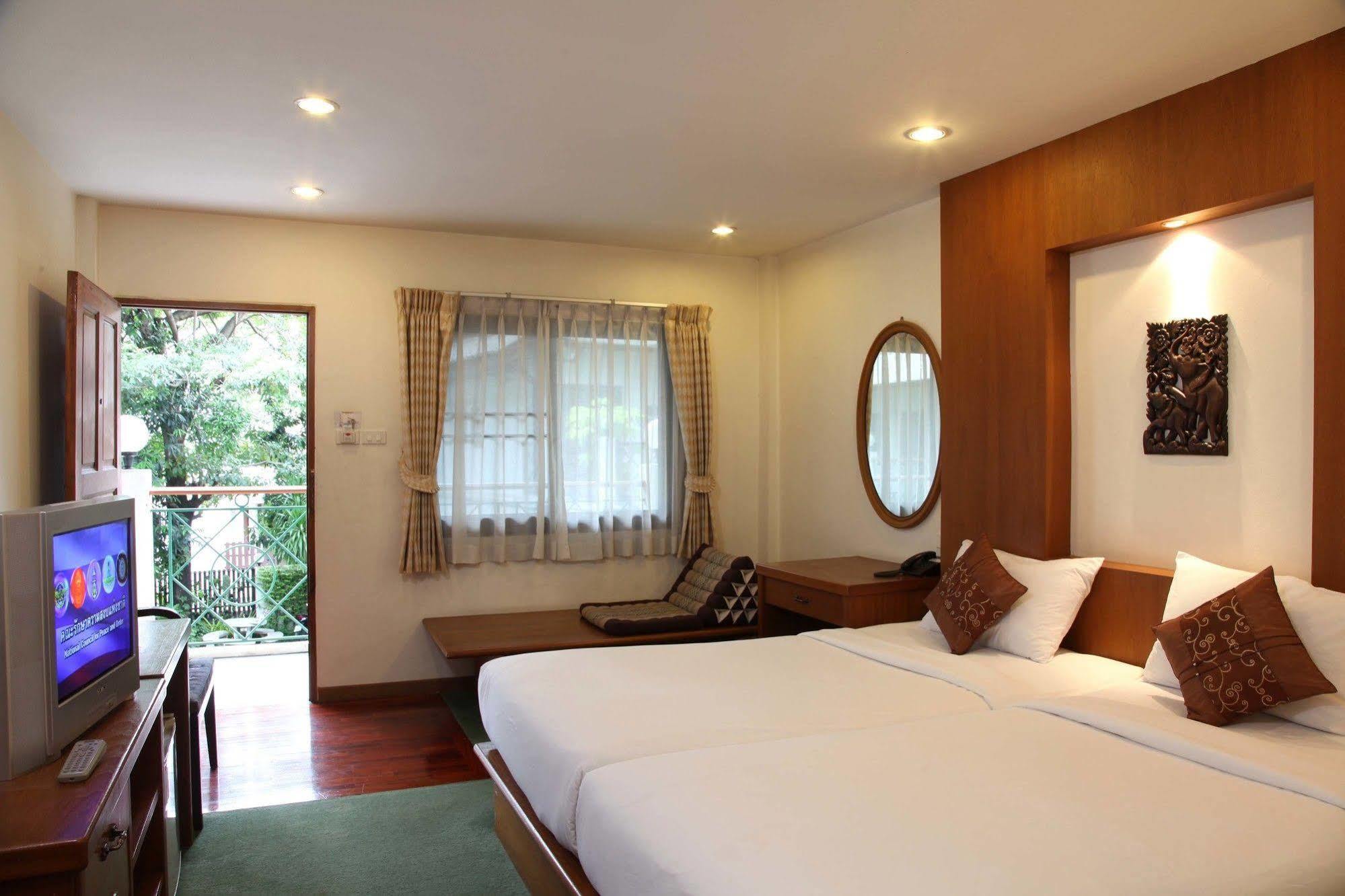 Charlie House Pin Klao Hotel Banguecoque Exterior foto